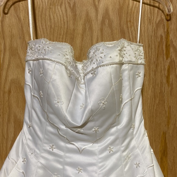 Beautiful white gown. - Picture 2 of 6